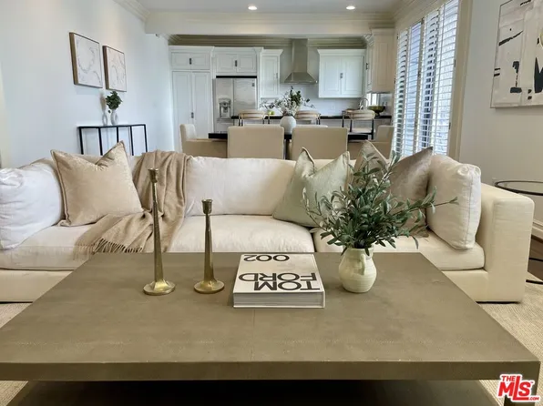 152 S Oakhurst Dr APT 302, Beverly Hills, CA 90212