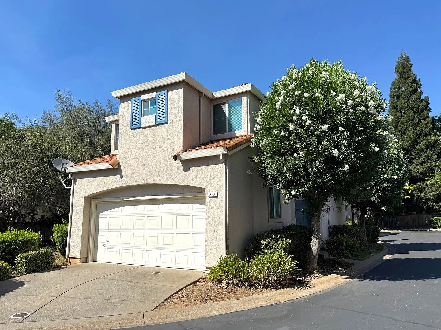 3 Bed 2.5 Ba 2 Story 2 Car Garage in Folsom! — Photo 2