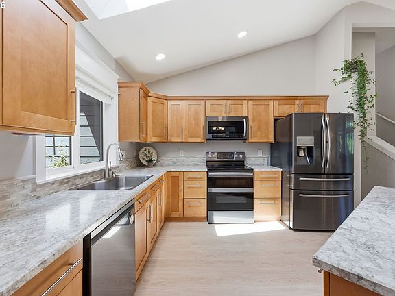 4th image of 2665 NE 3rd Ct