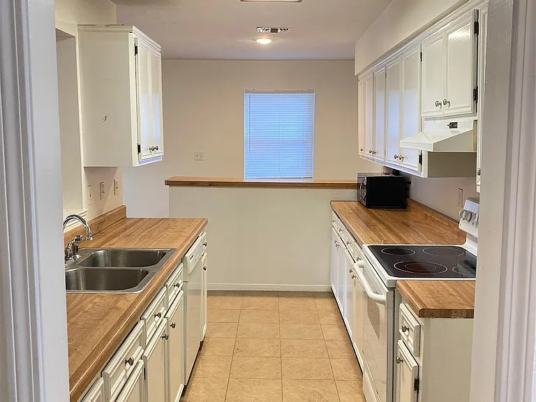 2733 Davis Ave — Photo 8
