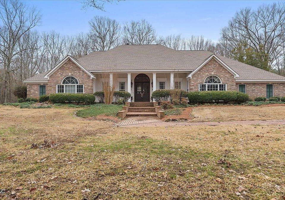 1st image of 2205 E 3rd St