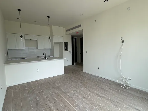 2375 Lorillard Place 2R image 2 of 10