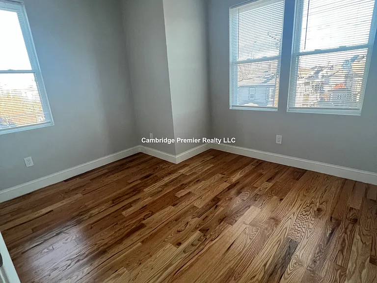 Crescent St — Photo 2