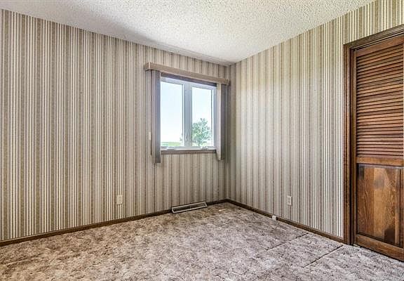 5th image of 1001 N Broadway St