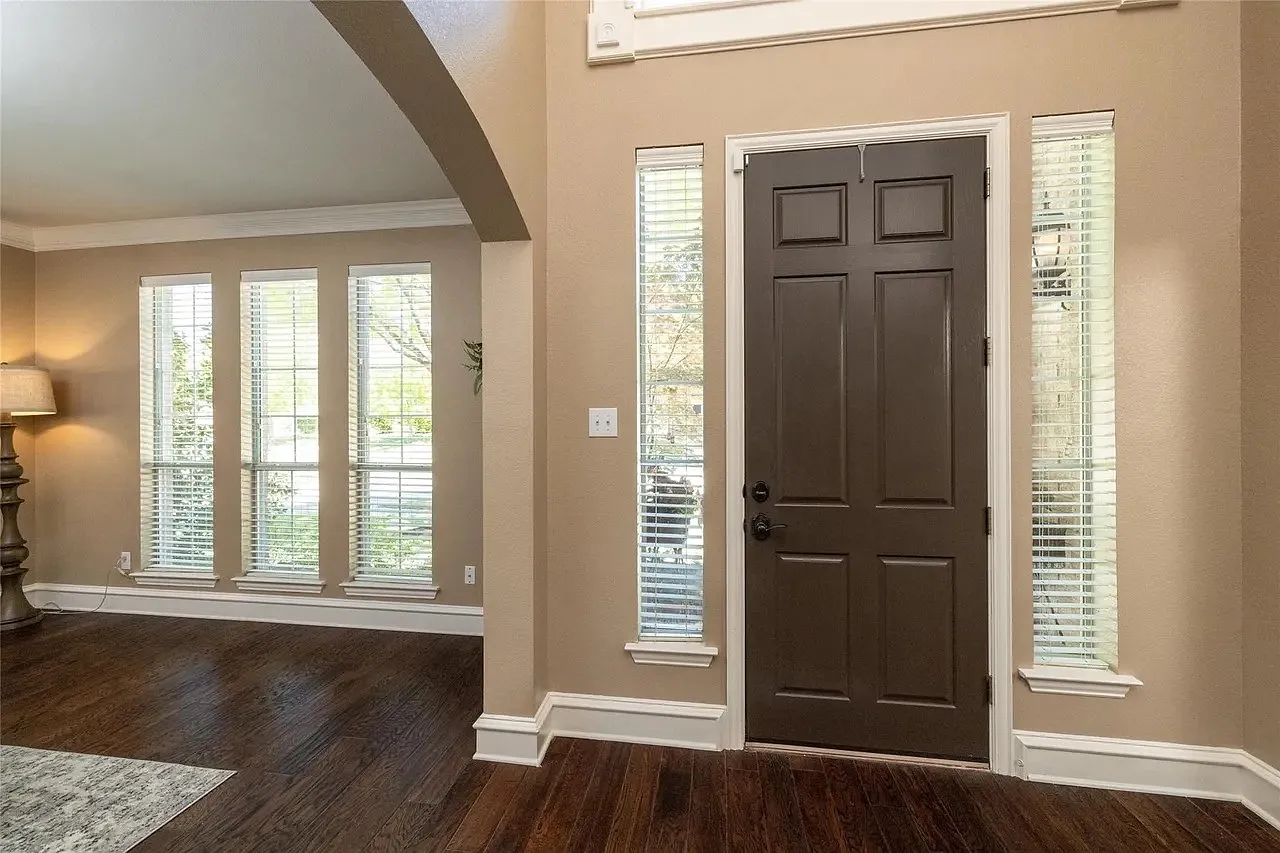 5 bed, 3714 sqft, $4,800 — Photo 4