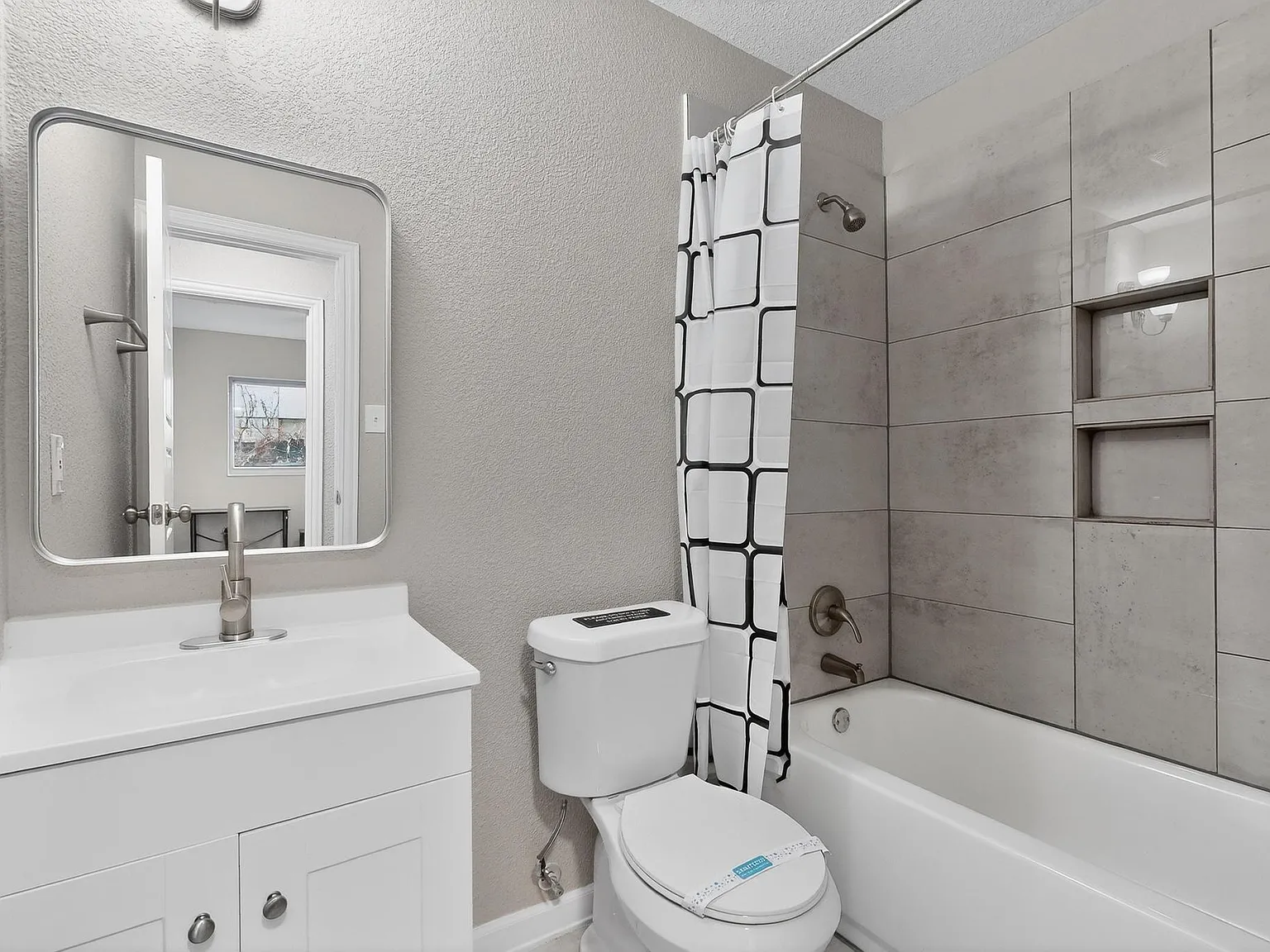 4 bed, 4.0 bath, 1892 sqft, $866 — Photo 2