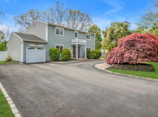 20 Nottingham Dr, Wheatley Heights, NY 11798