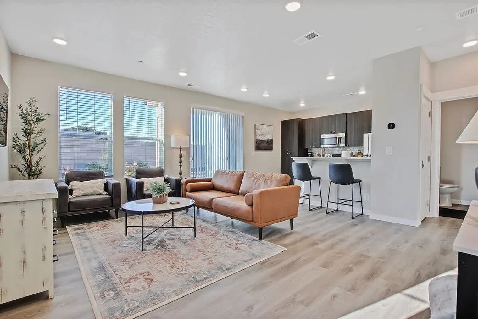 2 bed, 2.0 bath, 365 sqft, $4,135 — Photo 3
