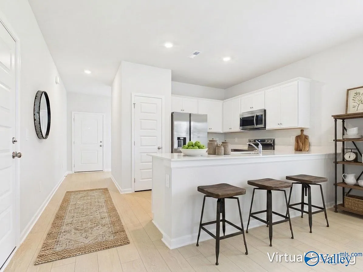 4 bed, 2.5 bath, 1891 sqft, $1,950 — Photo 2
