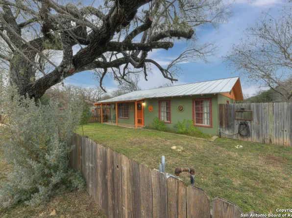 610 14th Street, Bandera, TX 78003