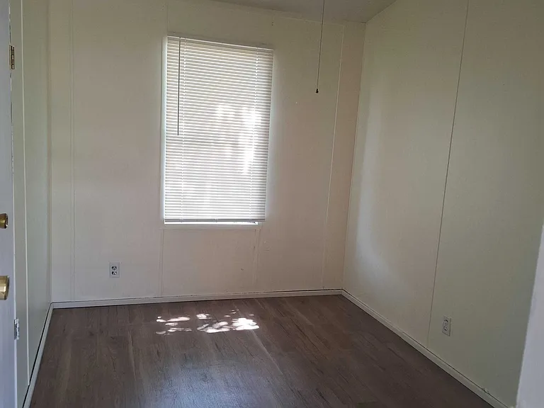 399 W Victory Ave — Photo 6