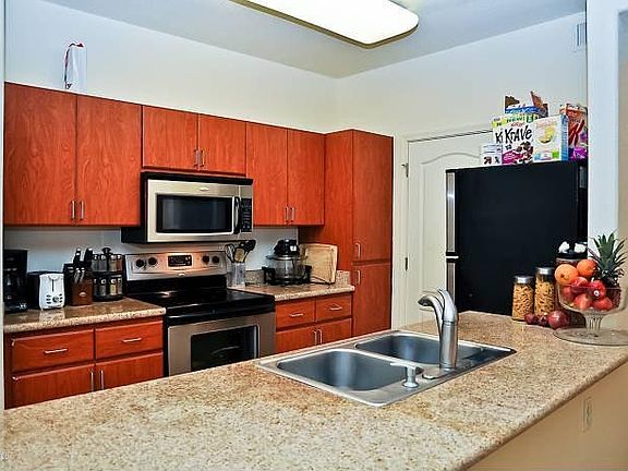 Kitchen w/ granite cntrs