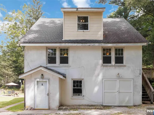 5 Fanwood Ct, Hewitt, NJ 07421