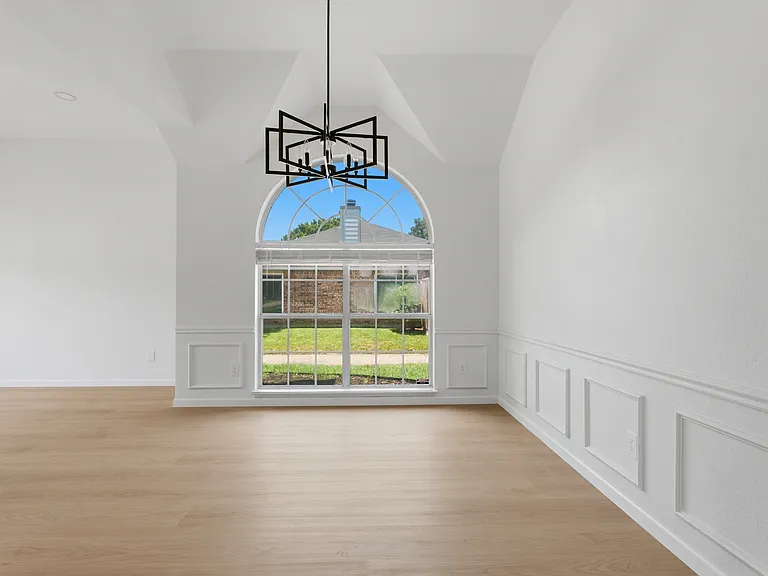 2201 Woodglen Dr — Photo 10