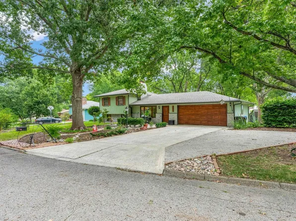 2625 SE Waters Edge Ln, Topeka, KS 66605