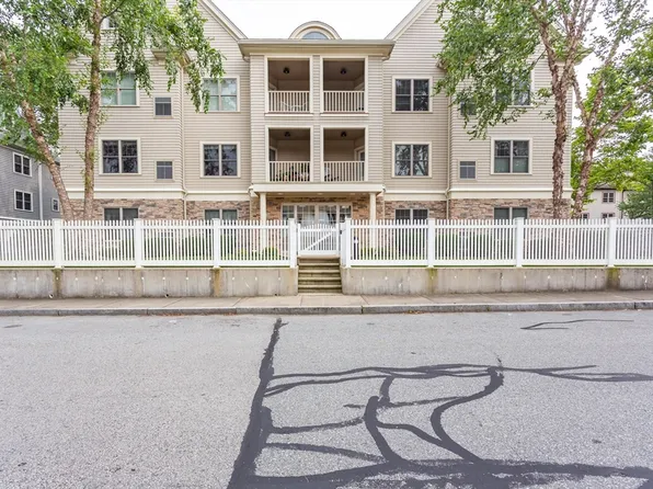 1068 Victoria St APT B8, New Bedford, MA 02745
