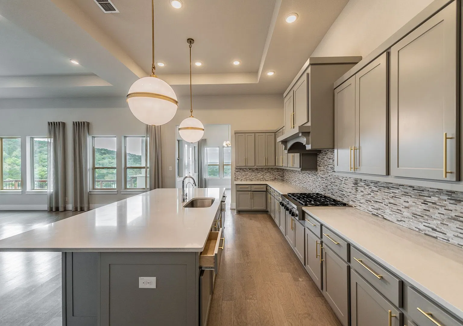 Stunning Executive Home in Exclusive Gated Community — Photo 3