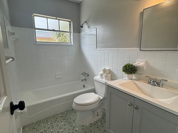 5th image of 1018 E Seneca Ave #A