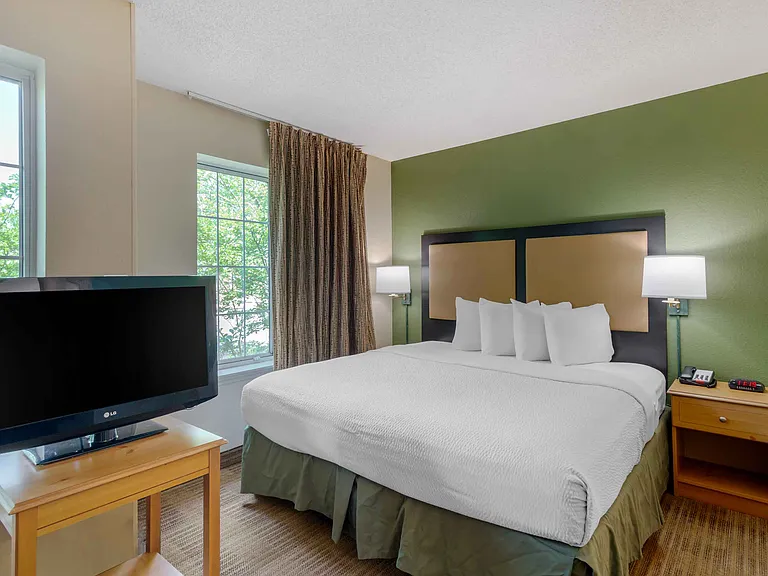 Deluxe Studio - 1 King Bed