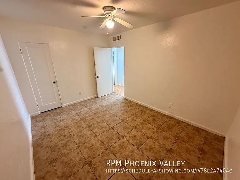 2524 W Jefferson St — Photo 6