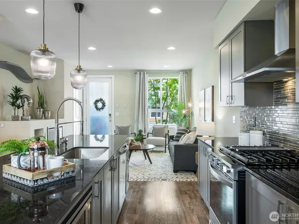 9725 10th Place SW, Seattle, WA 98106