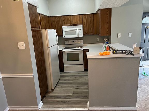 4th image of 31 High St APT 5104