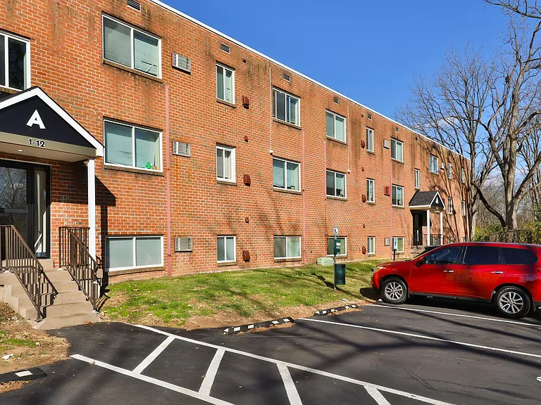 Laura Lane Apartments — Photo 33