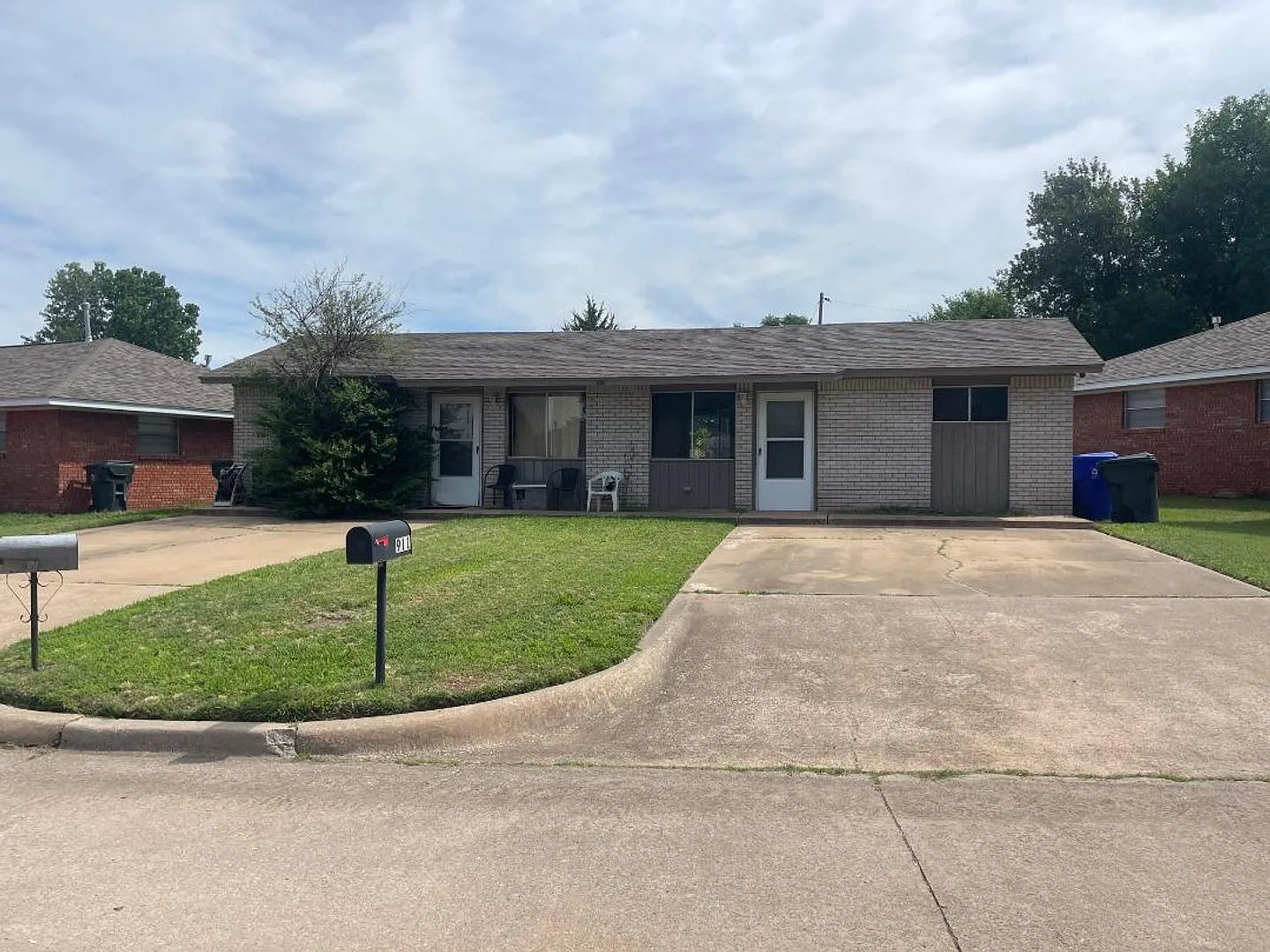 Adorable 1 bedroom 1 bathroom Duplex For Rent — Photo 1