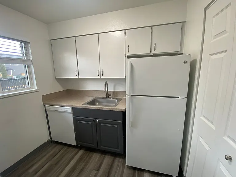Pleasant Square Apartments — Photo 37