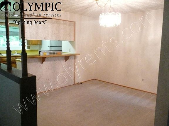 4th image of 3605 Surrey Dr NE