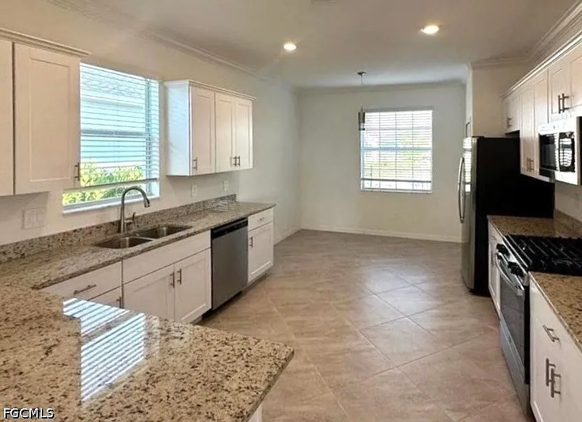 3 bed, 2.0 bath, 1677 sqft, $2,300 — Photo 4