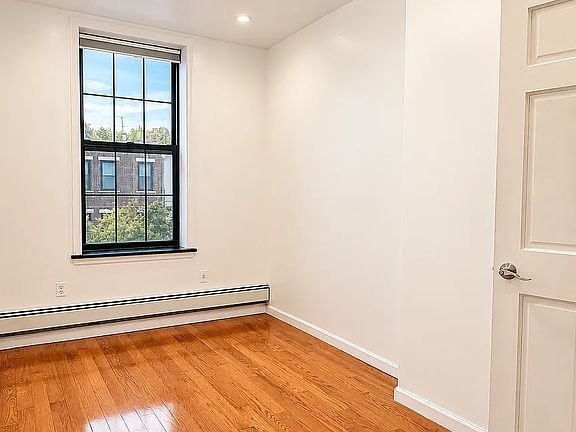 4th image of 402 Woodbine St #2