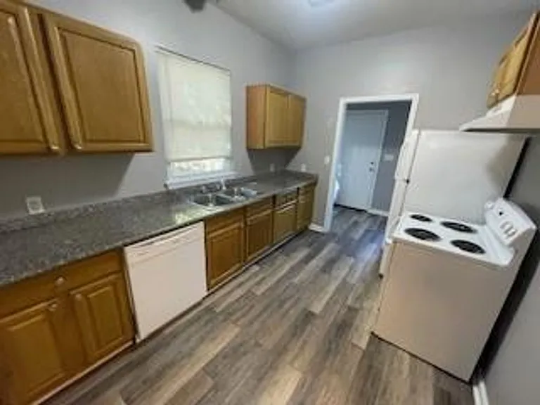 809 E Thomas St — Photo 9