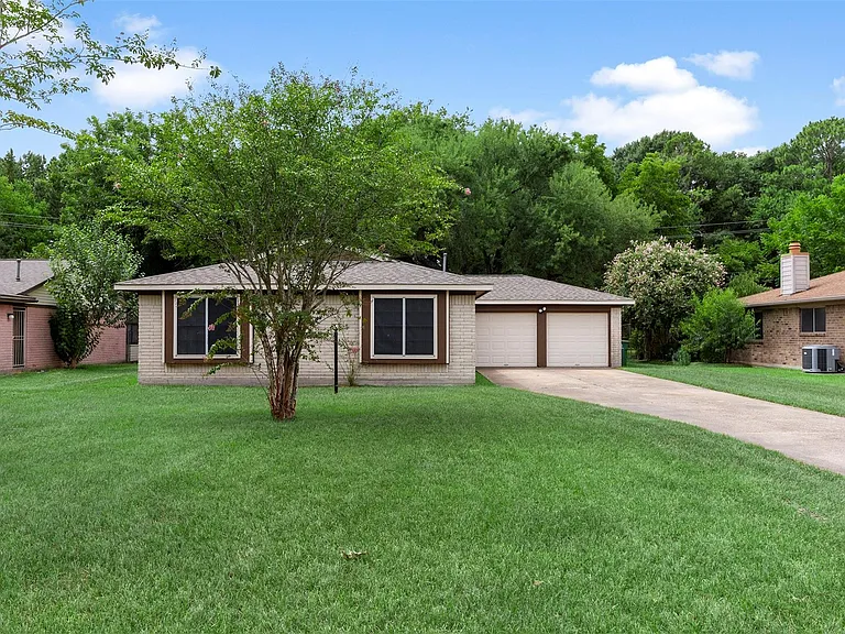 947 W Bertrand St — Photo 1