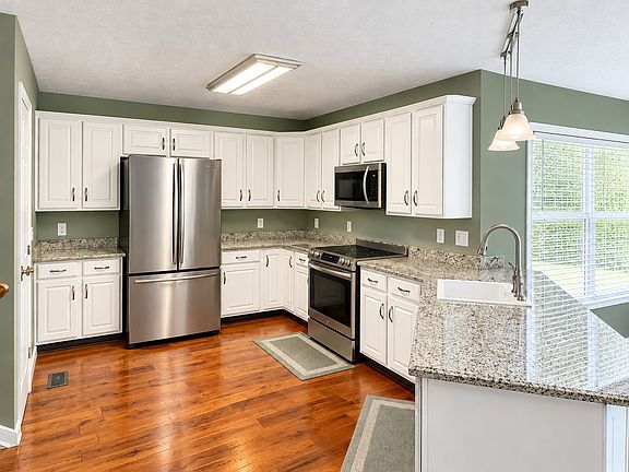 3rd image of 1217 Fieldcrest Ln