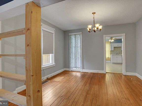 5th image of 54 Wayside Ave