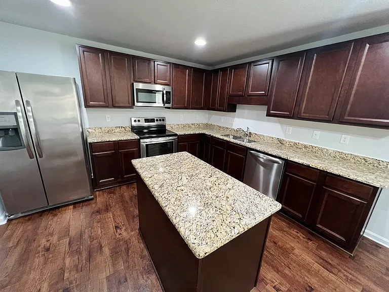 1307 Fairlawn Dr — Photo 5