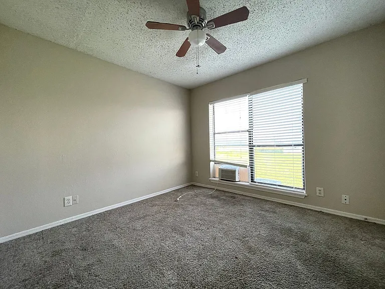 2 Bedroom 2 Bath Apartment w/ Washer and Dryer Connections — Photo 7