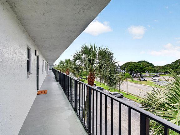 4th image of 9440 SW 8th St APT 401