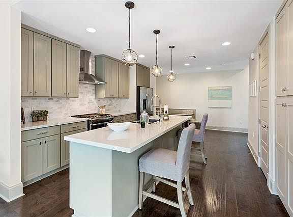 4th image of 605 Hodges St