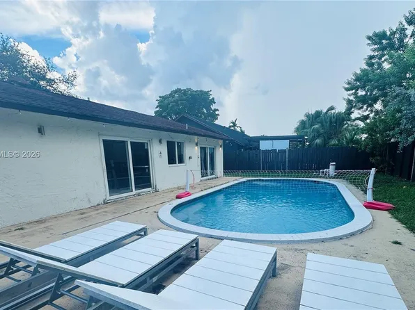 851 NE 205th St, Miami, FL 33179