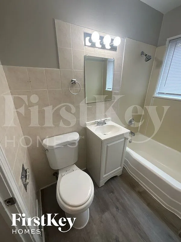 3 bed, 1.0 bath, 1090 sqft, $2,740 — Photo 2