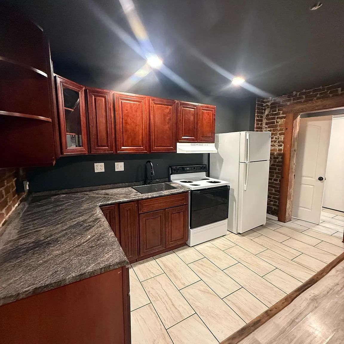 2 bed, 700 sqft, $1,600 — Photo 1
