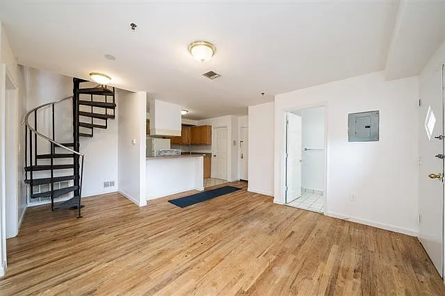 4 bed, 2.5 bath, 1200 sqft, $6,000 — Photo 2