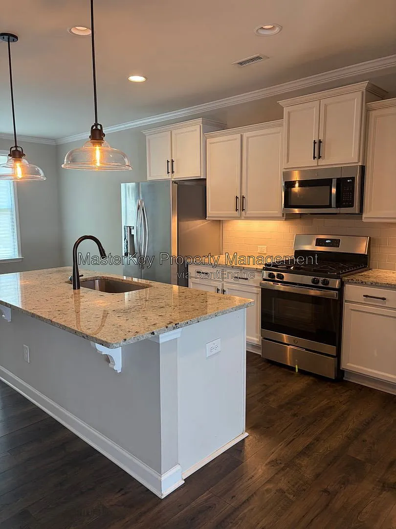 3 bed, 2.5 bath, 2095 sqft, $2,095 — Photo 2