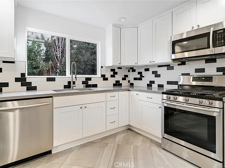 156 S Edinburgh Ave — Photo 17