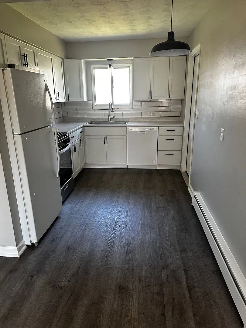 209 Oak St — Photo 3