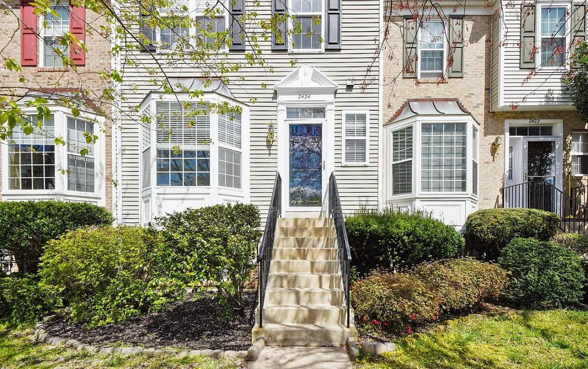 2424 Sandwich Ct — Photo 3