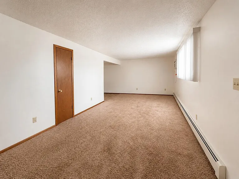 1504 Shannon Dr NE — Photo 3