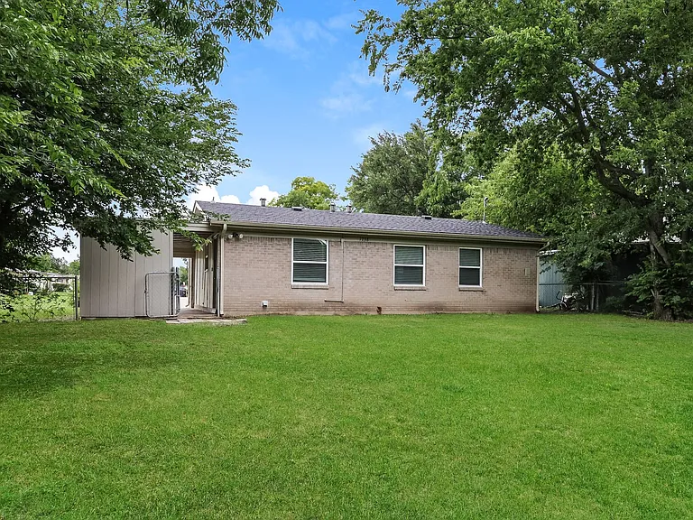 1238 Narcissus Ln — Photo 15